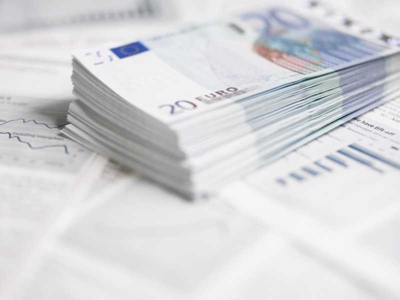 报纸上的欧元钞票