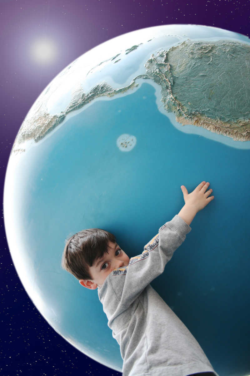 小男孩抱着地球的创意
