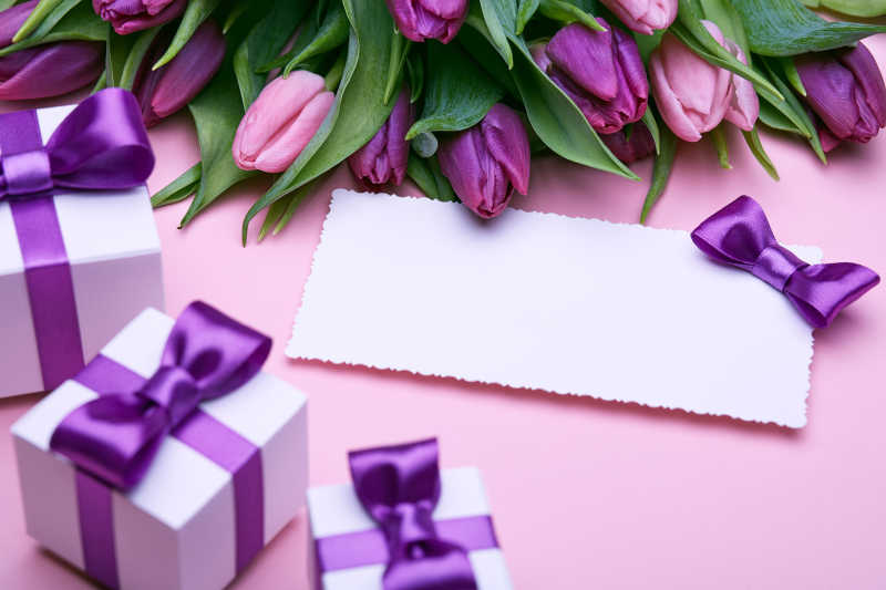 鲜艳的郁金香和礼物盒