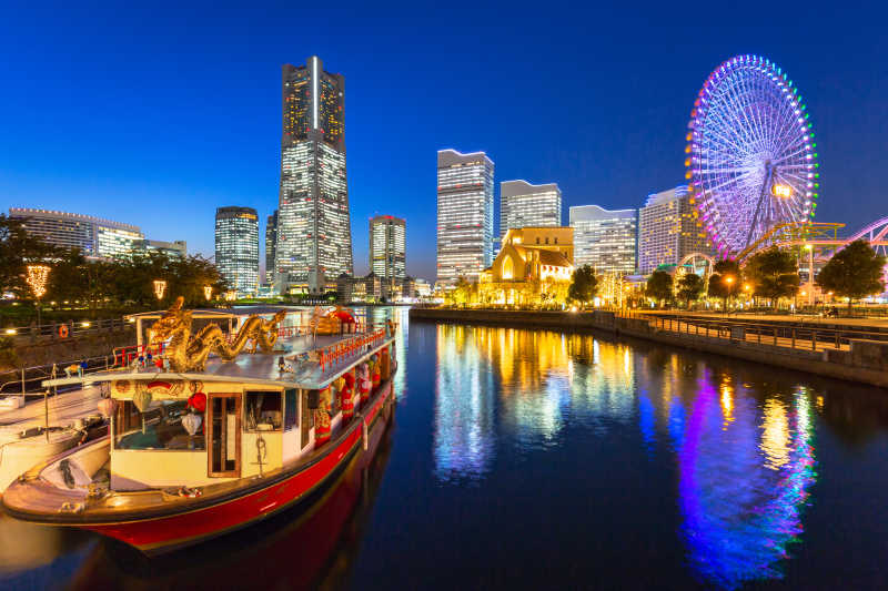 在河边欣赏美丽的横滨夜间城市景观