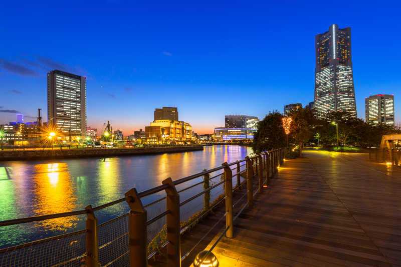 日本横滨市河边的城市建筑夜景