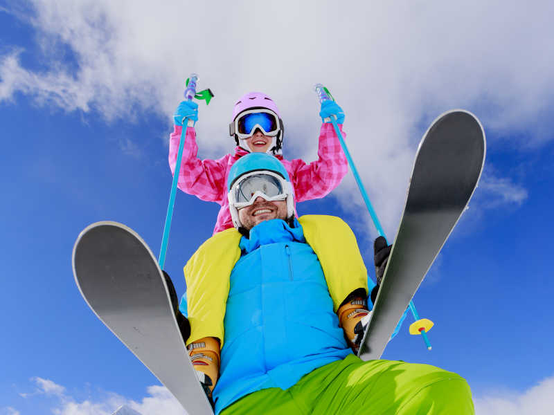 爸爸和与女儿一起滑雪