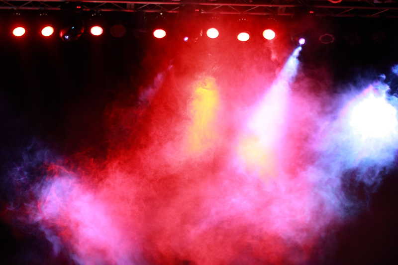 舞台的灯光和烟雾