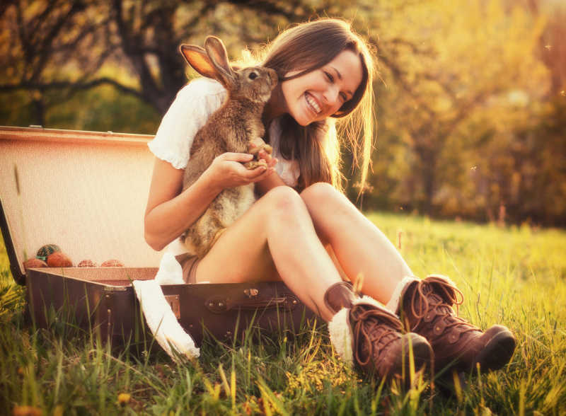 年轻女子与她的兔子