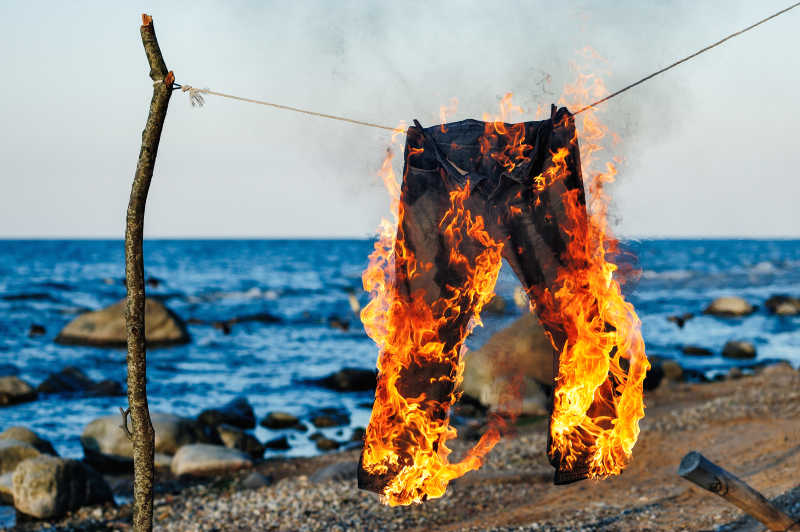 海边绳索上燃烧的裤子