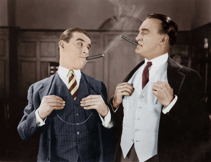 两个抽雪茄的复古男人