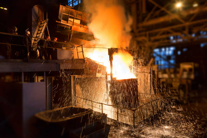 钢铁企业生产现场的炽热钢水