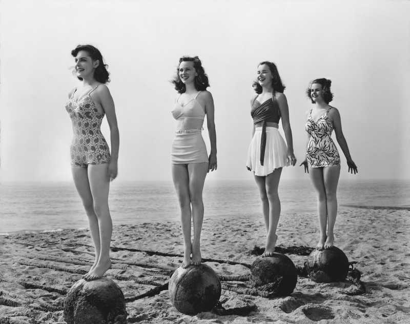 四个站在海滩上的美女