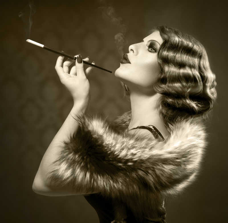 复古女性拿着烟的肖像