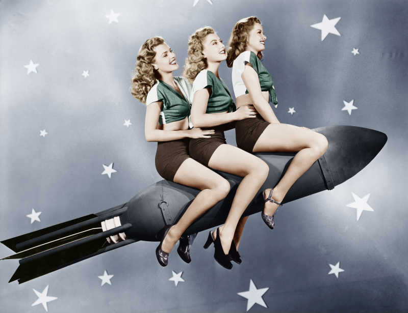 坐在火箭上的三个女人