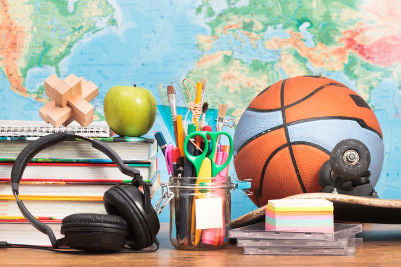 桌上的耳机书包和篮球