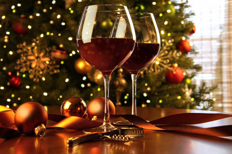 圣诞树下的红葡萄酒