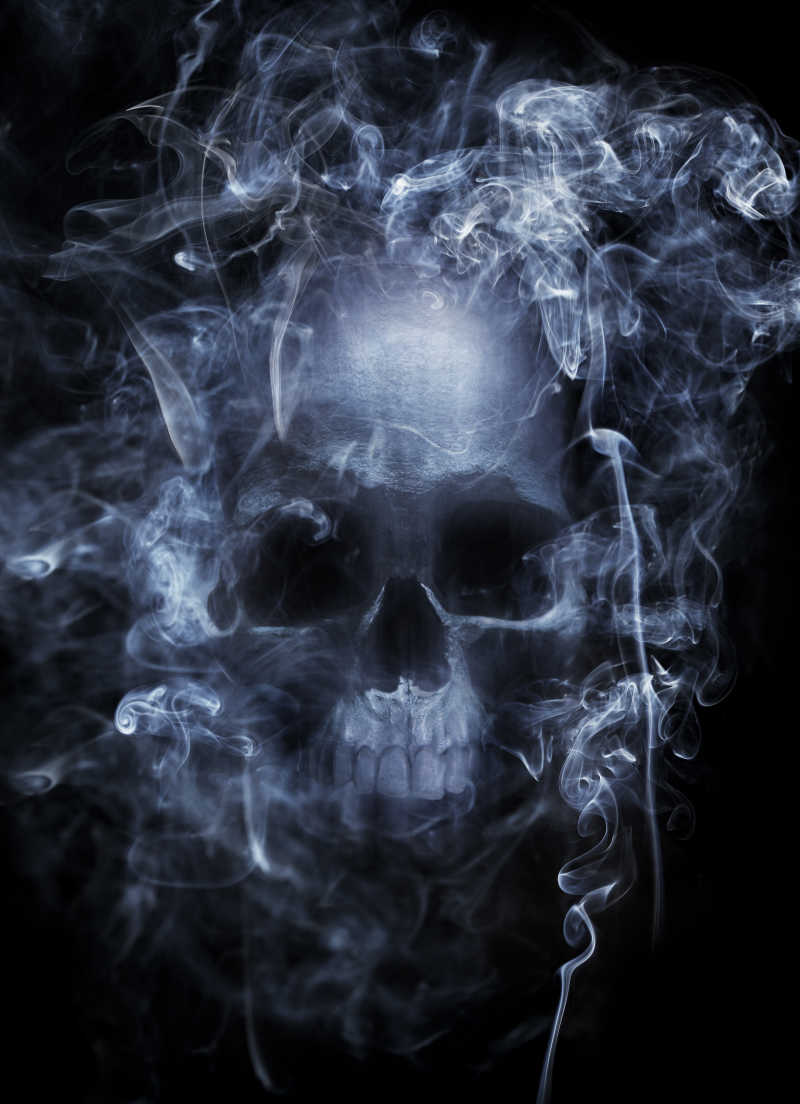 用香烟烟雾包围人头骨