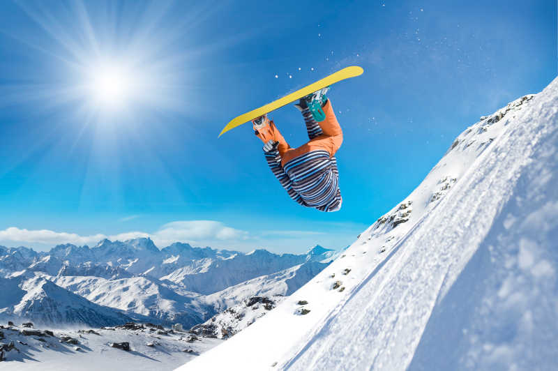 极端的滑雪跳跃在空中高