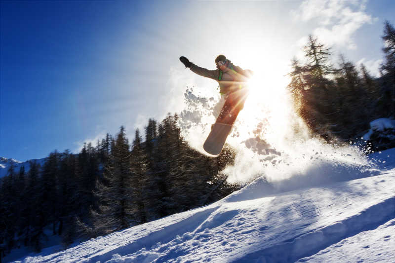 一个滑雪跳跃在穷乡僻壤粉者强大的图像