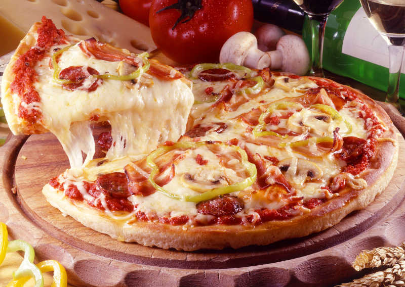 圆形托盘上的美味披萨