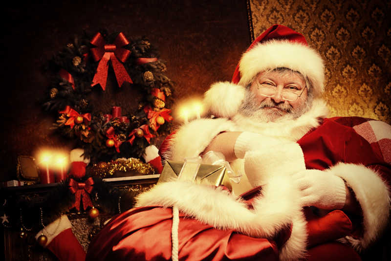 坐在圣诞树前的圣诞老人