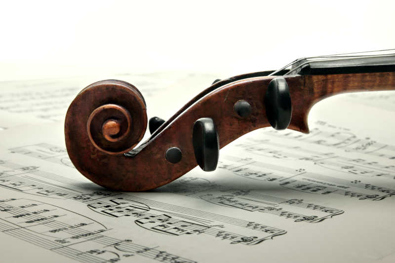 复古风格的小提琴卷轴和音符谱