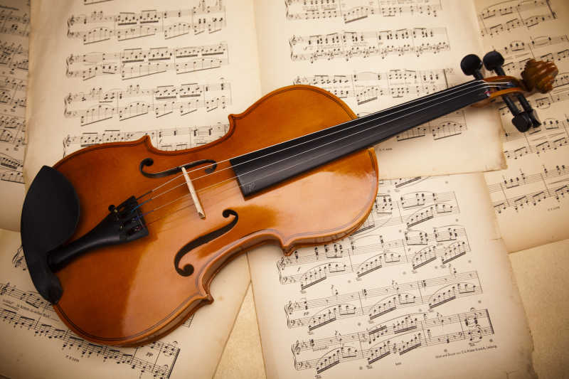 音符谱纸上的小提琴