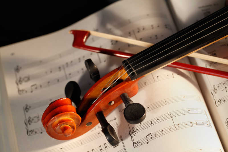 乐谱书上的小提琴
