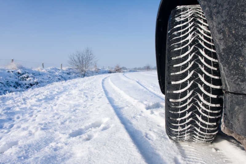 冬季雪地里的汽车轮胎