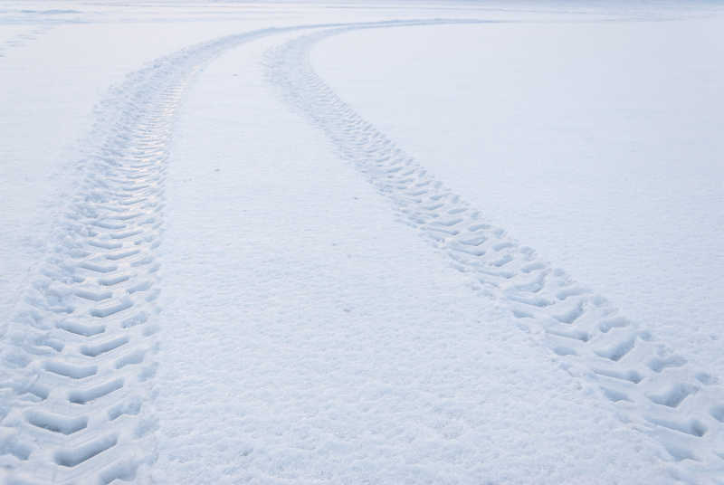 雪地上的轮胎痕迹