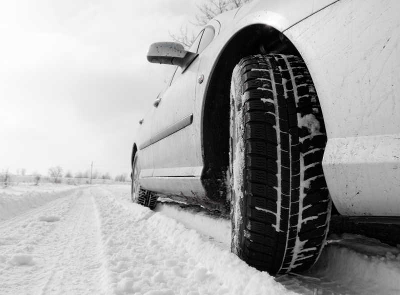 在积雪的道路上汽车的轮胎