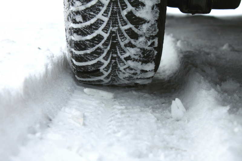 雪中的特写冬季轮胎