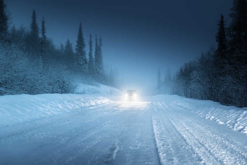 冬季俄罗斯森林的车灯