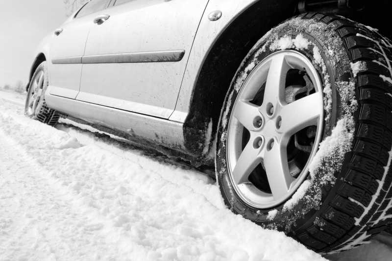 在积雪的道路上的汽车轮胎