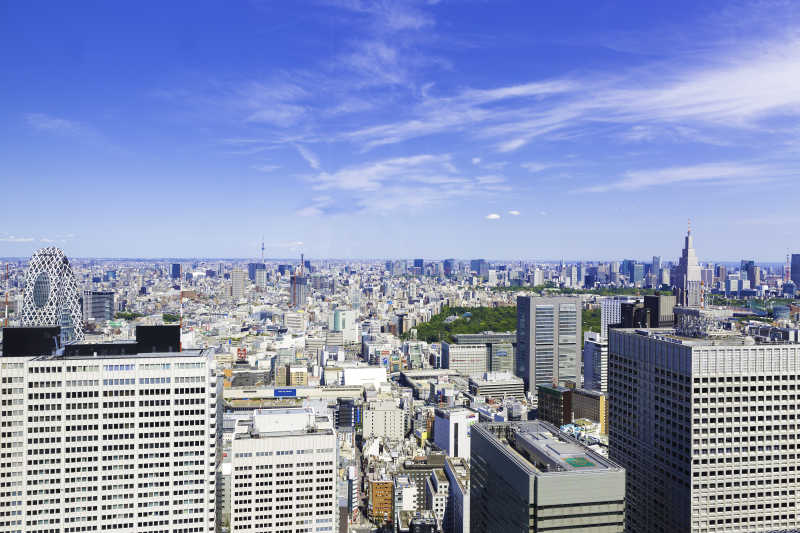 蓝色天空下的日本东京