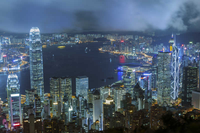夜色笼罩的香港维多利亚港