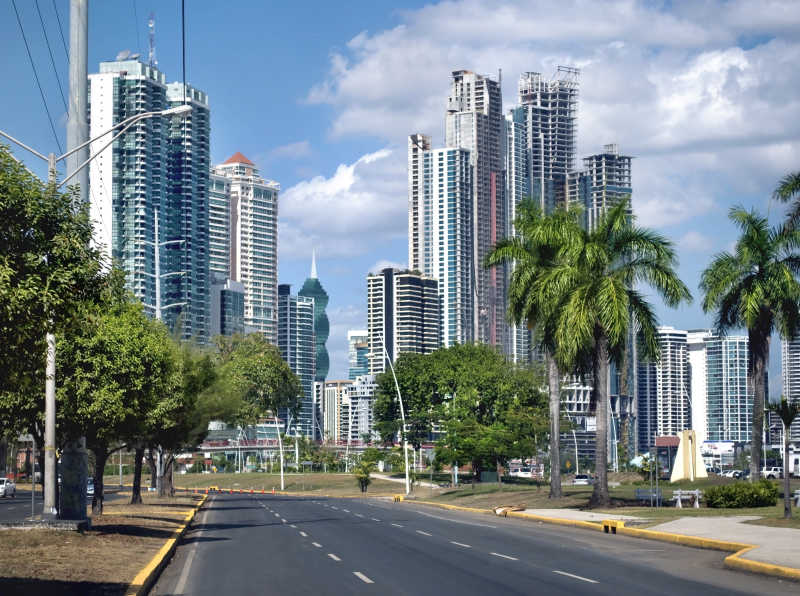巴拿马城的摩天高楼和空荡荡的道路