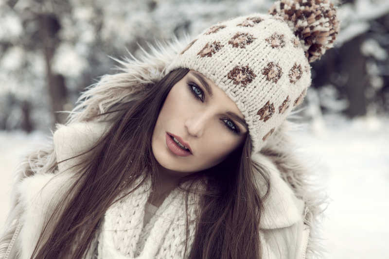 穿冬装的迷人女孩