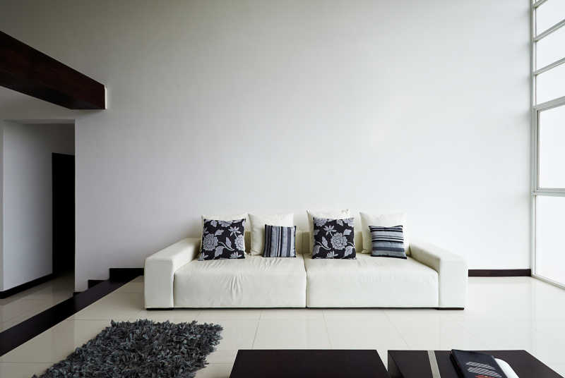 现代大白墙客厅与白色沙发