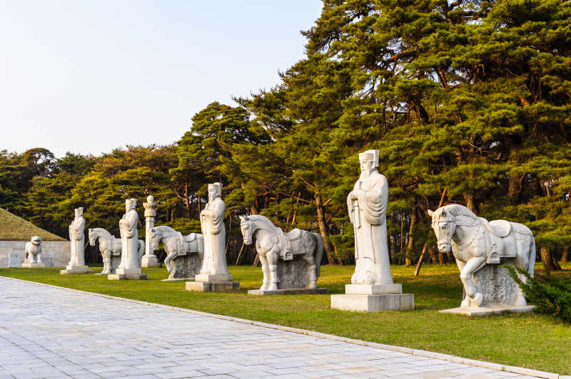 朝鲜陵墓的雕像