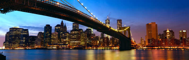 日落下的纽约曼哈顿天际线与布鲁克林大桥全景