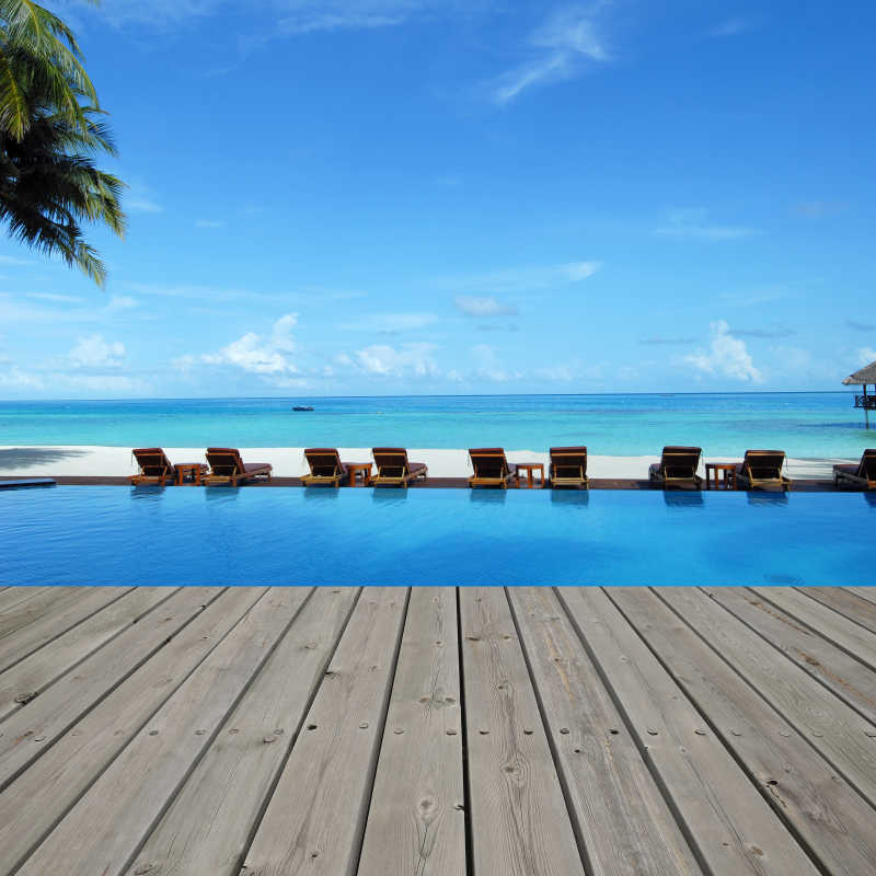 马尔代夫海滨度假村游泳池旁平台