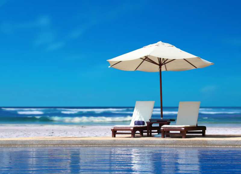 海滩边的躺椅和伞