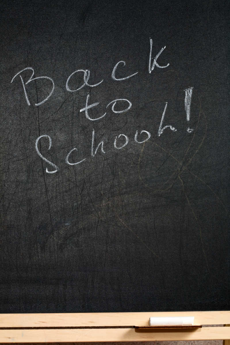 黑板纹理与英文字母的“回学校”概念