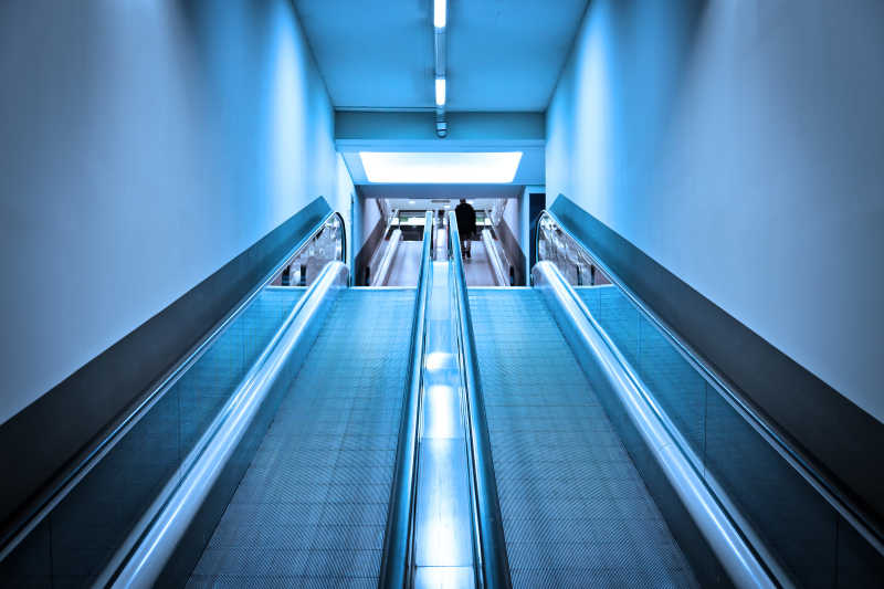 蓝色内饰与现代自动扶梯