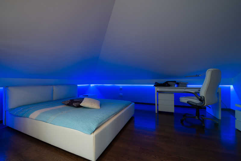 豪华卧室蓝色的光与床
