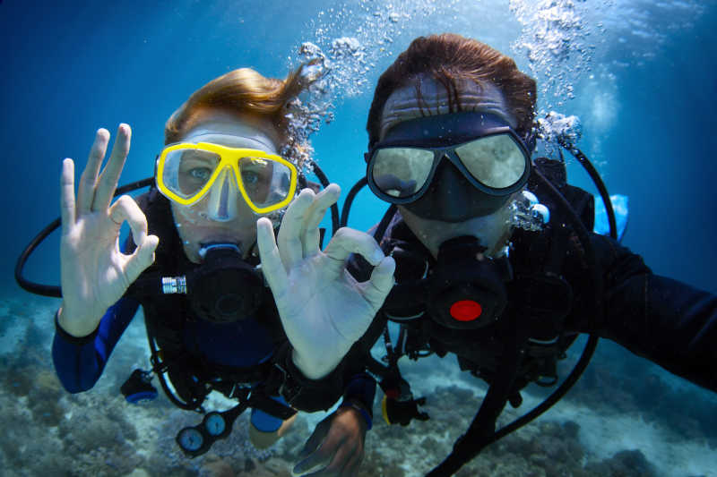 年轻夫妇在热带海洋潜水