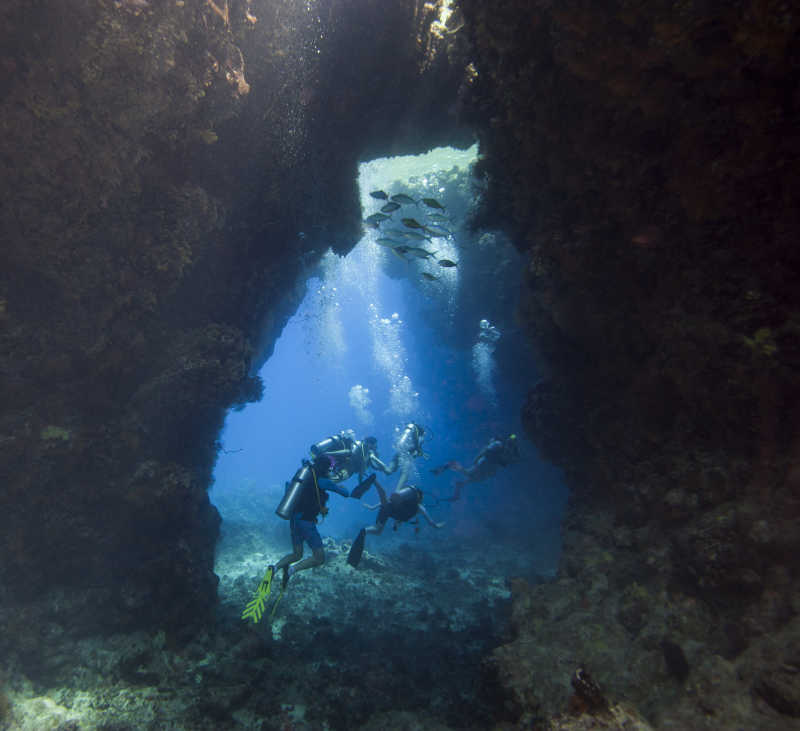 海底洞穴探险的潜水员