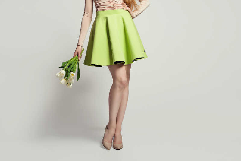 时尚女人穿人绿色短裙