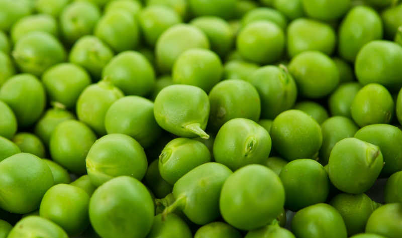 许多绿色的豌豆