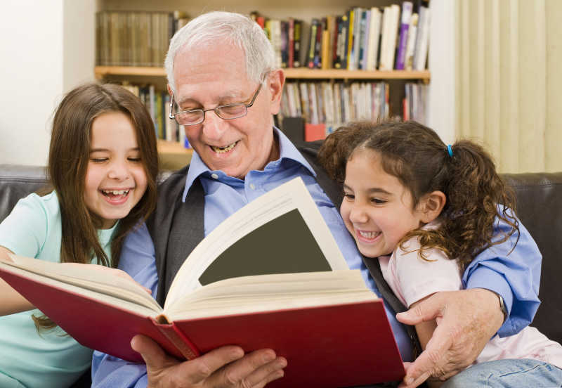 爷爷和孙女在一起读书