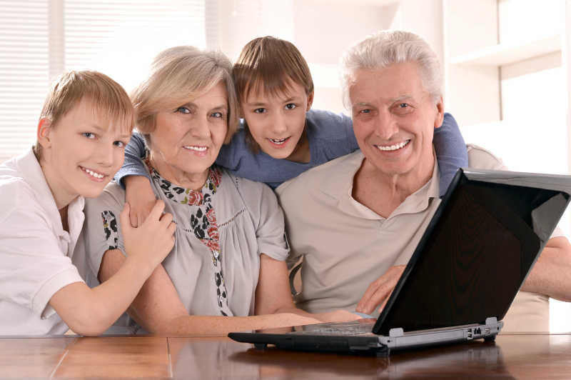 电脑前的老年夫妇和他们的外孙