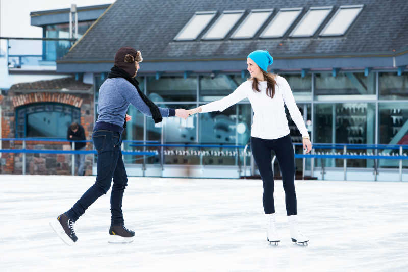 溜冰场上的情侣