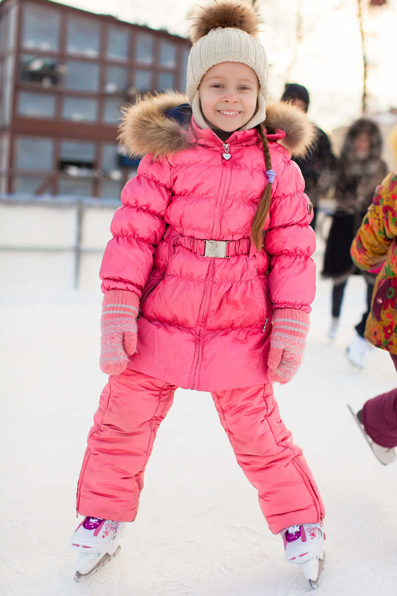 可爱的小女孩在溜冰场溜冰